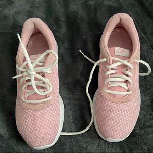 Size 8 Nike tennis shoes